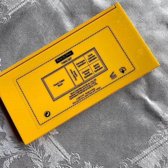 Ready to Wear makeup palette. - Picture 3 of 3